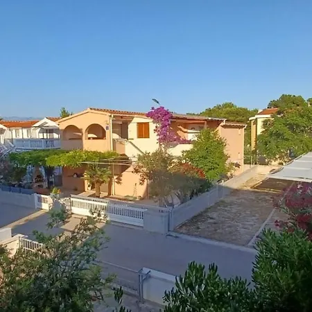 Mihaela Apartman Vir